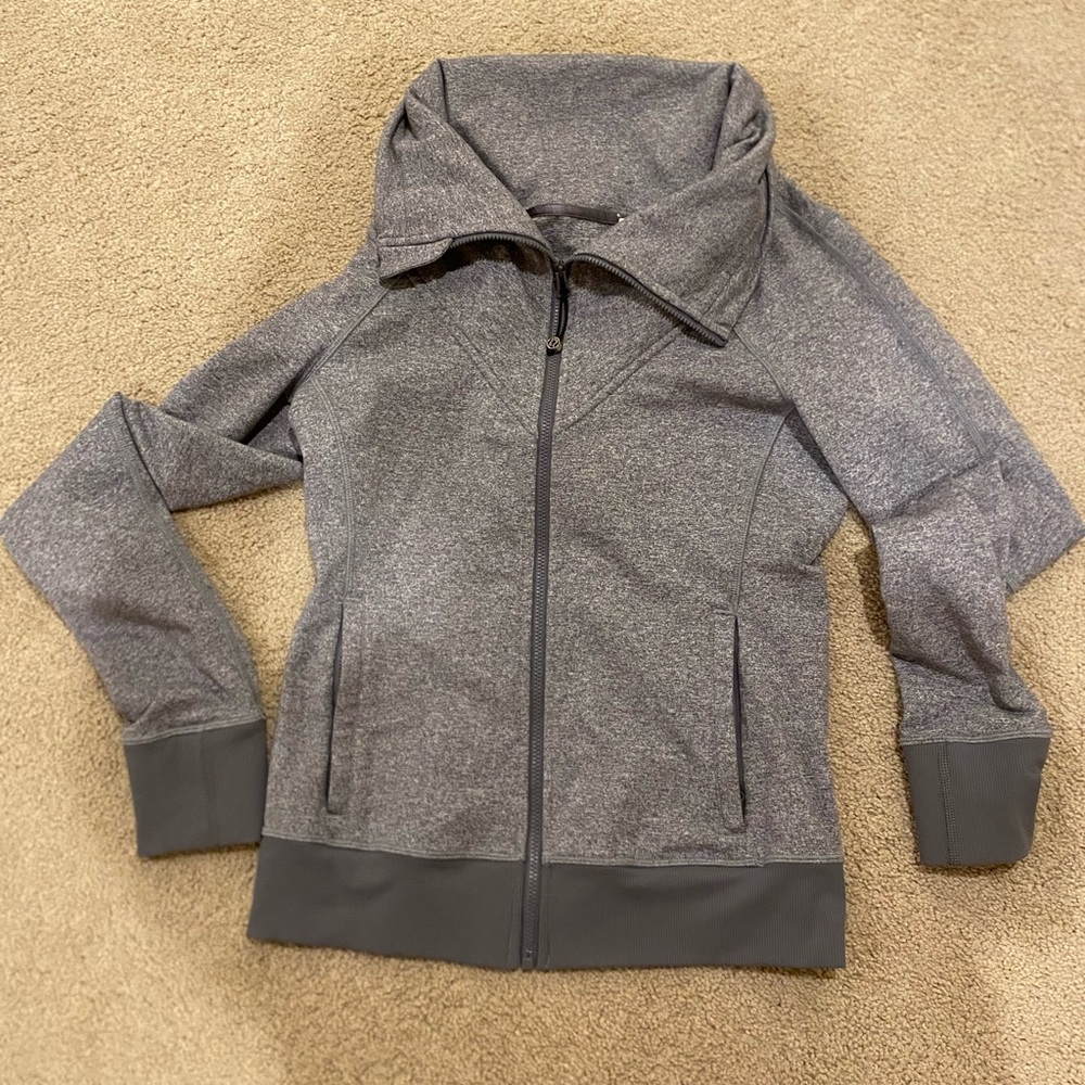LULULEMON zip up sweater. Used in GREAT condition. Size 6 for women